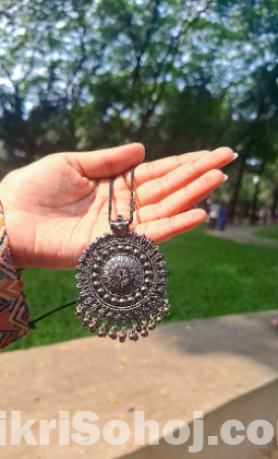 Blackpolished neckpiece